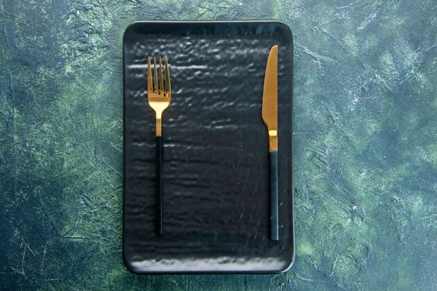 餐具俯视图黑色盘子 黑色背景上有金色的叉和刀 颜色为晚餐餐具餐厅utencilfood打火机容器钱包