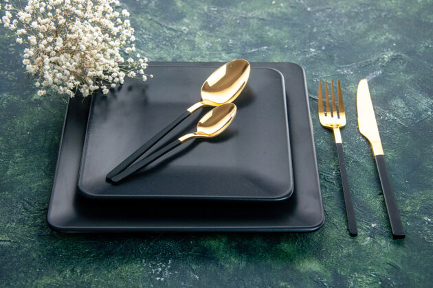 勺子俯视图黑色方形盘子和金色叉子勺子和刀子在深色的表面颜色食物餐具晚餐餐厅笔记本晚餐打火机