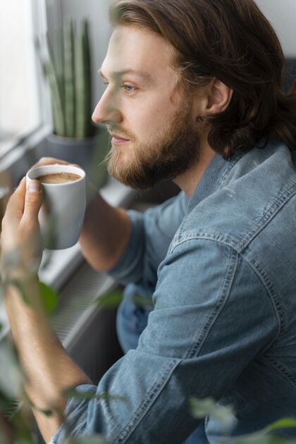 杯子一个拿着咖啡杯的男人在家活动生活方式