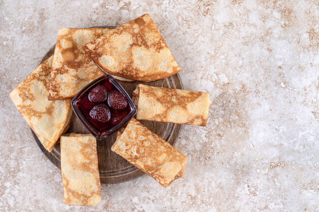 营养用美味的薄饼和草莓酱做成的木板美味自制糖