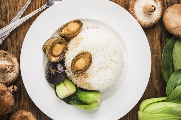 盘子美味的鲍鱼饭碳水化合物蔬菜大米