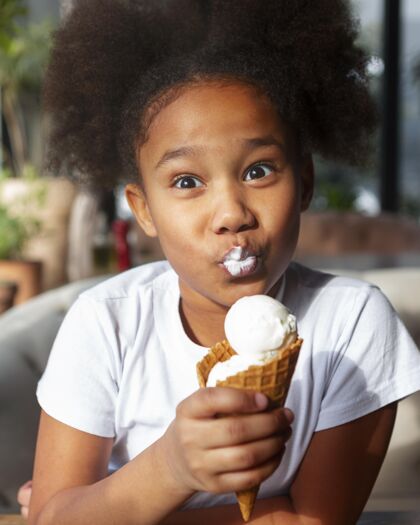垂直吃冰淇淋的中等身材女孩中镜头烹饪美食
