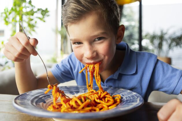 美食中枪笑脸男孩吃意大利面孩子童年烹饪