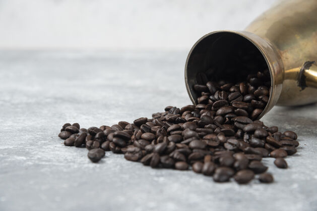 浓缩咖啡在大理石表面放满烤咖啡豆的咖啡壶谷物黑咖啡金属