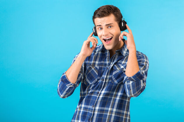 无线时尚帅气的年轻人戴着无线耳机听音乐立体声音频设备