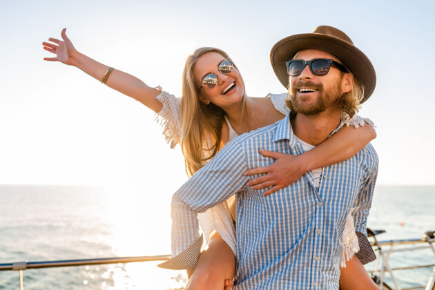 旅行者迷人的快乐情侣在夏天的海上旅行积极约会活跃