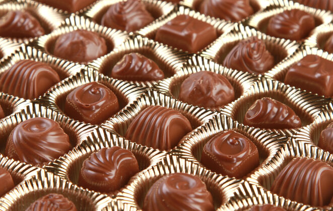美味特写镜头装饰巧克力在一个容器塑料甜点巧克力