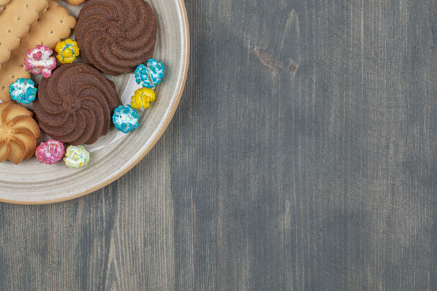 巧克力美味的巧克力饼干和五颜六色的糖果饼干烘焙垃圾