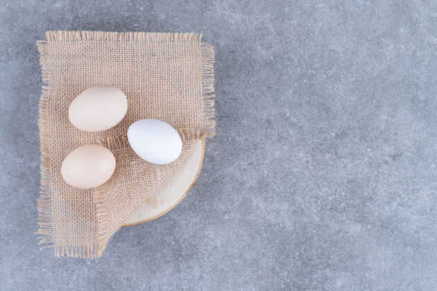 生的新鲜的白色鸡蛋放在大理石表面禽类母鸡纸箱