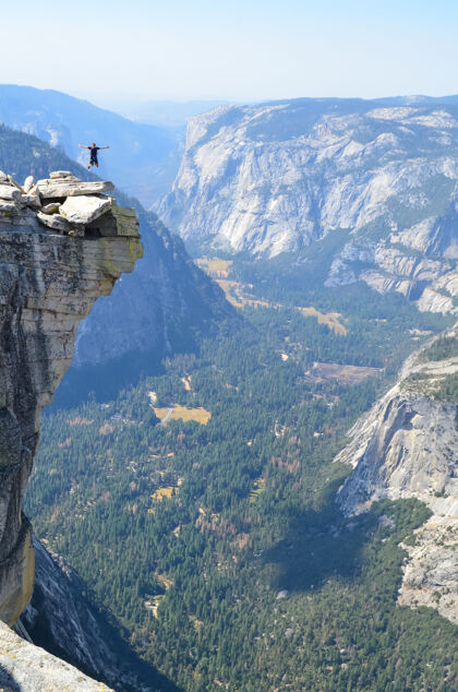 美国加利福尼亚州约塞米蒂市半圆顶 一个人在悬崖上跳跃的垂直镜头加利福尼亚州小径岩石
