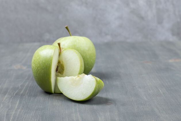 水果木桌上的绿苹果片切片新鲜健康