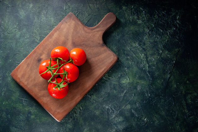 西红柿顶视图新鲜的红色西红柿在砧板上深色的背景食物晚餐成熟的饮食餐色拉健康板饮食沙拉