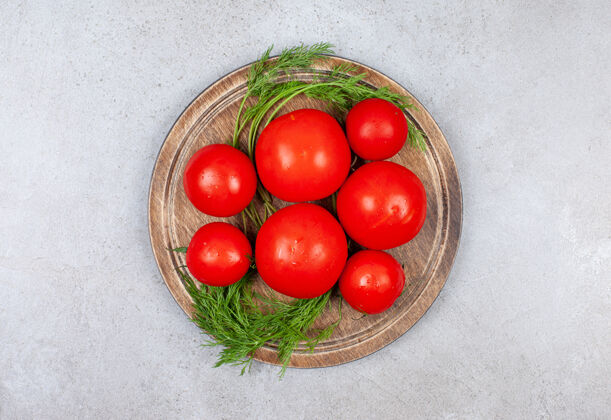 新鲜木板上一堆红色西红柿的俯视图观点葡萄素食主义者