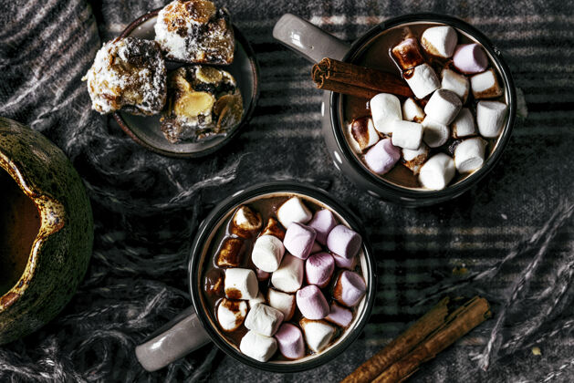 烹饪棉花糖蘸热巧克力平铺圣诞食品浸早餐食物照片