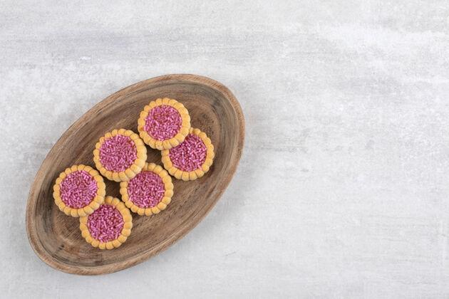 饼干草莓果冻饼干在木板上 在大理石上糕点美味饼干