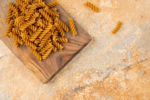 意大利面全麦意大利面在木板上 大理石上生的传统美味