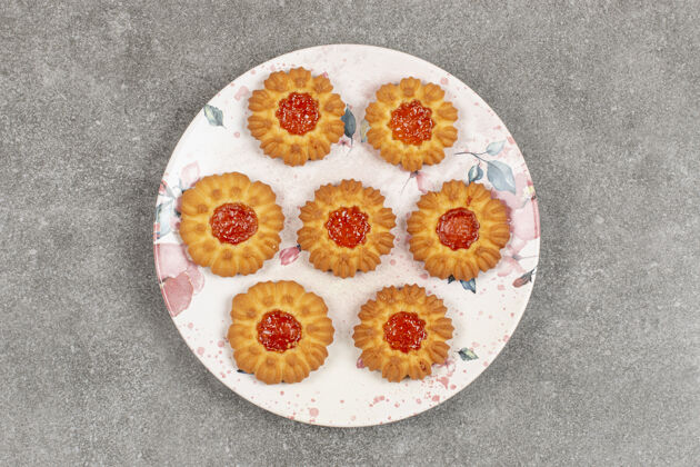 果冻五颜六色的盘子里放着一堆饼干和果冻饼干可口饼干