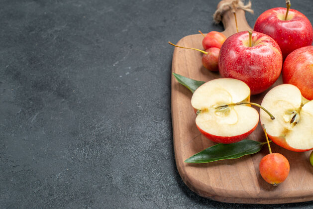 甜点侧面特写苹果开胃的浆果和水果在木板上壁板健康苹果
