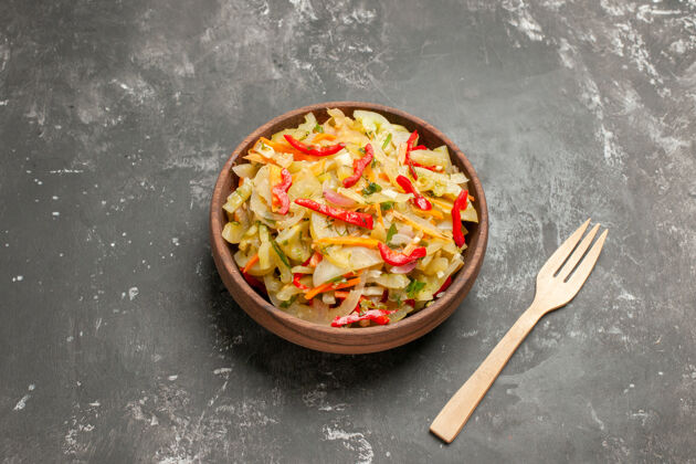 餐侧面特写沙拉蔬菜沙拉木叉健康木头胡椒