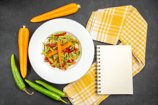 辣椒沙拉盘顶视图蔬菜沙拉桌布辣椒白笔记本沙拉美味桌布