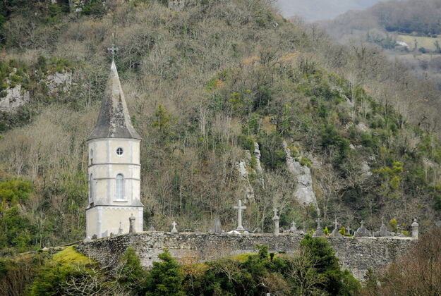 瀑布教堂塔位于法国南部的一个古老墓地墓地塔中世纪