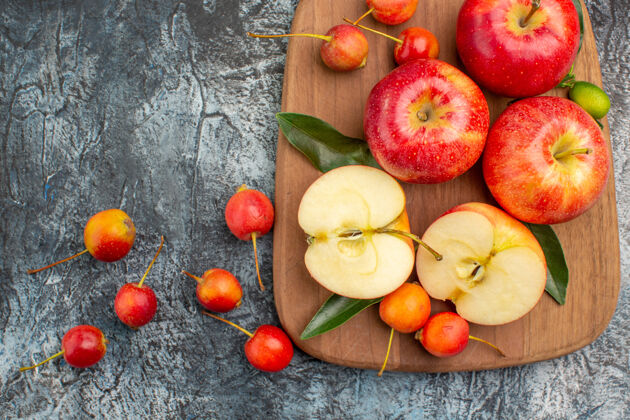 健康顶部特写镜头苹果红苹果切菜板上的樱桃顶部水果番茄