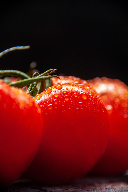 健康正面近距离观看新鲜的红色西红柿在灯光背景下饮食新鲜配料