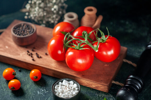食物前视图新鲜的红色西红柿在黑暗的背景下健康蔬菜深色