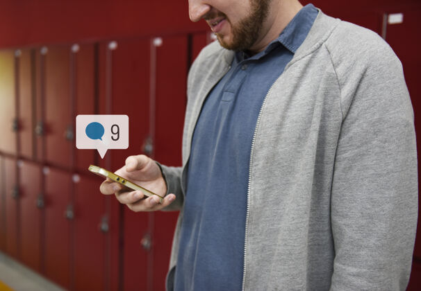 学校学生在智能手机上使用社交媒体影响者储物柜社交