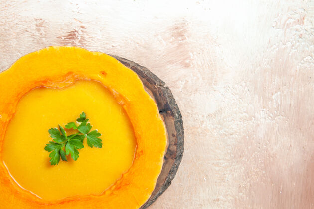 美食顶部特写镜头一个汤开胃汤与草药在南瓜橘子柑橘食物