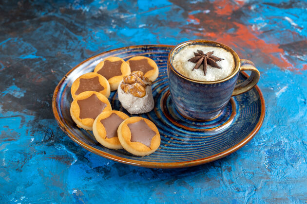 咖啡侧边特写镜头甜点饼干土耳其喜悦和一杯咖啡上的蓝色盘子土耳其语喜悦特写