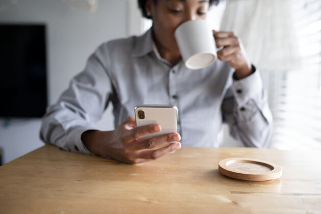 自我隔离非洲裔美国女人用手机咖啡休息隔离非裔美国人