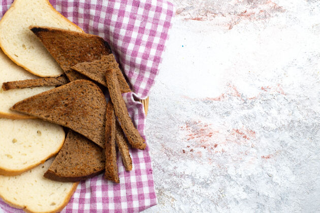 生的俯视图面包面包切片面包片在一个白色的背景面包面包面包包餐食品面团帽子盖上衣
