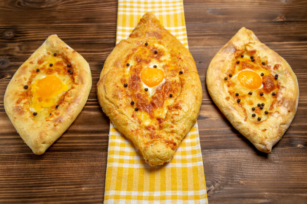 面包正面图美味的鸡蛋面包新鲜出炉放在木制书桌上面团烤面包包鸡蛋烘焙食品景观新鲜