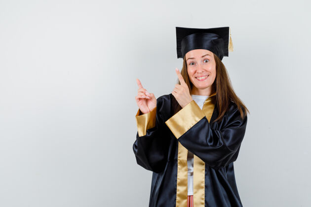 女人年轻的女毕业生 穿着学院服 面带微笑正面视图微笑黑发美容
