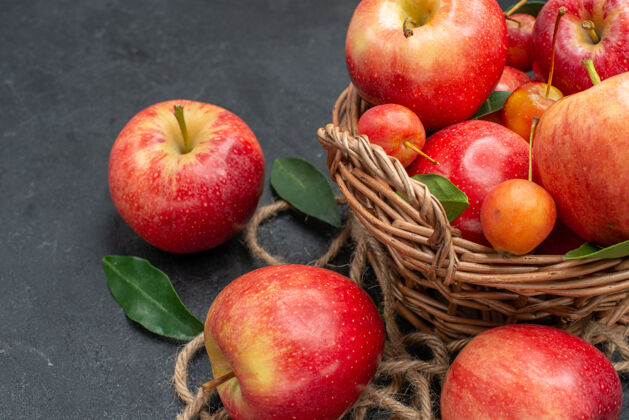 苹果侧面特写查看水果绳樱桃和苹果在篮子里樱桃健康多汁