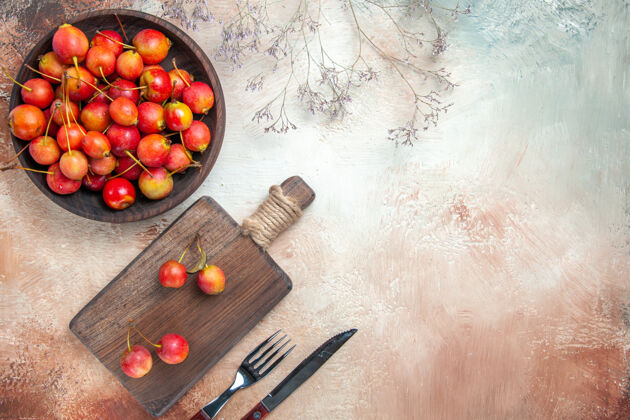 树顶视图樱桃浆果上的菜板碗樱桃树枝叉刀树枝食物厨房