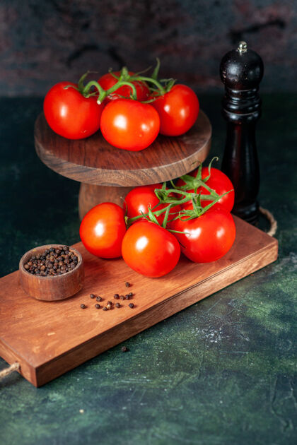 蔬菜前视图新鲜的红色西红柿在黑暗的背景下健康西红柿胡椒粉