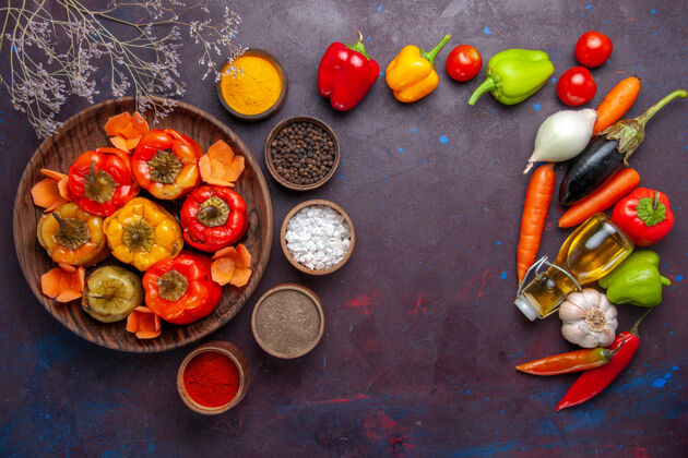 蔬菜顶视图熟甜椒与新鲜蔬菜和调味品的灰色表面一餐多尔玛食品蔬菜牛肉膳食晚餐饮食