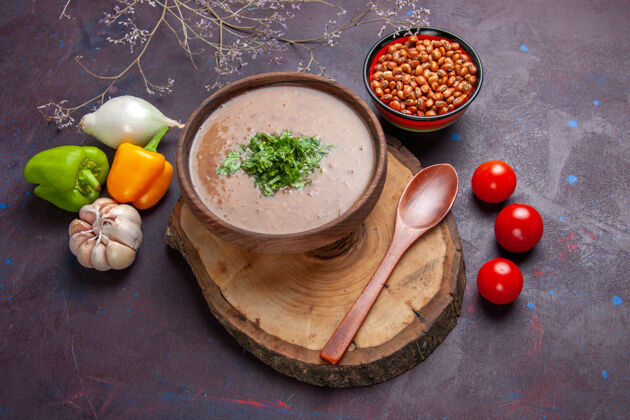 观点俯瞰棕豆汤美味的熟菜汤 用蔬菜上深色表面的菜汤 一餐食用油豆类油蔬菜