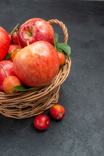 石榴侧视图水果红黄色的樱桃和苹果在篮子里水果多汁成熟
