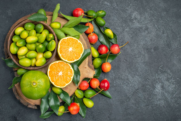 柠檬顶部特写查看水果切菜板与柑橘类水果的叶子食物有机多汁