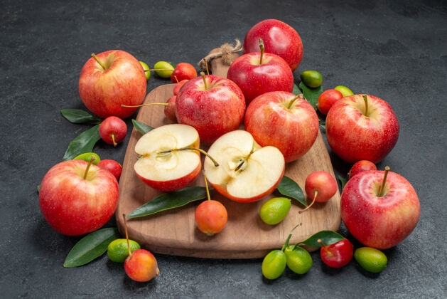 香蕉水果苹果和樱桃 在水果旁边的木板上有叶子水果食物木板