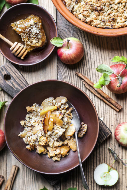 食物家常菜苹果碎放在木桌上平放有机素食素食