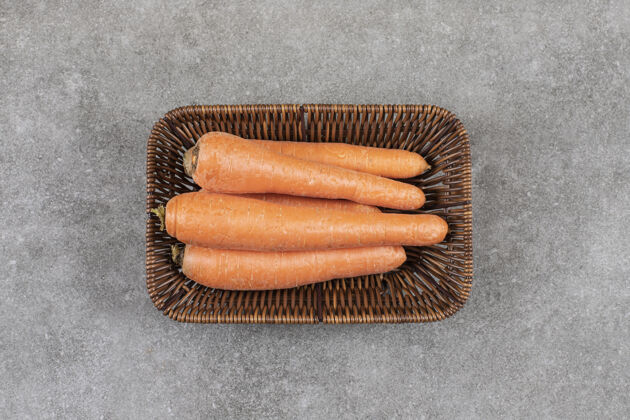 食物柳条篮子的整个新鲜胡萝卜大理石表面有机蔬菜根