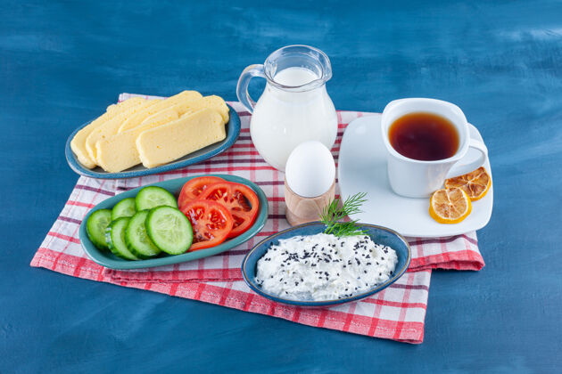 西红柿一份清淡的早餐 放在茶巾上 放在蓝色的上面鸡蛋美味美味