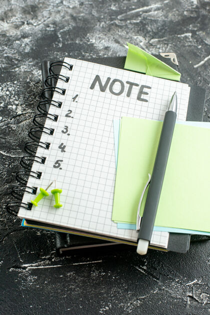 文案上图：打开记事本 用钢笔在灰色背景上写笔记商业笔记本钢笔