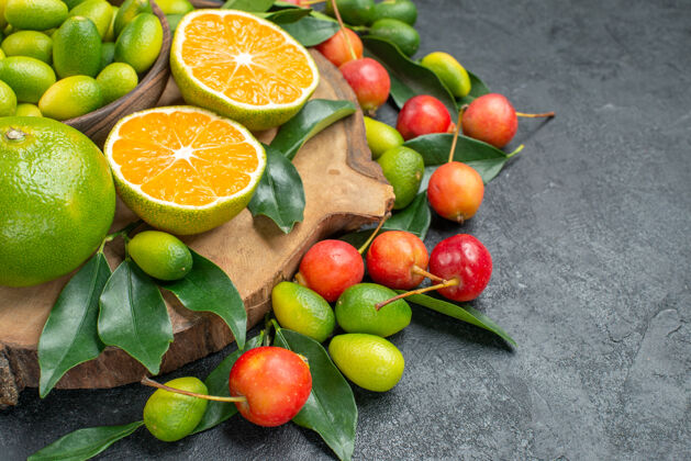 樱桃侧面特写查看水果樱桃柑橘类水果与树叶在木板上柠檬特写健康