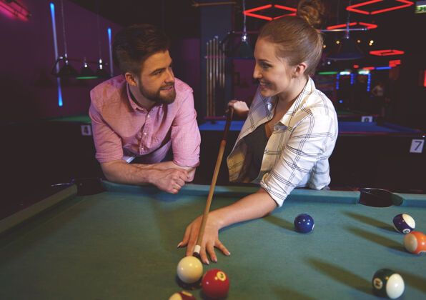 约会近距离观察年轻朋友玩台球游戏时的乐趣斯诺克女人酒吧