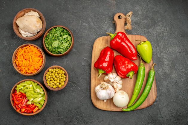 烹饪顶视图沙拉配料与鸡肉和绿色的深色餐桌健康沙拉减肥食品晚餐绿色深色